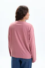Remera de manga larga color rosa viejo, con cuello redondo y estampado frontal que dice "COPENHAGEN STREET STYLE MUSE DENMARK" en color gris oscuro.