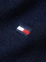 Sweater Tommy Hilfiger azul marino de tejido de punto con cuello redondo y logo bordado en el pecho.