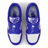 Championes New Balance modelo BB480LWH, de caña baja, color blanco con detalles en azul.