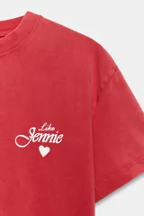 Remera de algodón con efecto lavado, de corte regular, cuello redondo y manga corta. Presenta un pequeño estampado en el pecho con la inscripción 'Like Jennie' y un corazón.