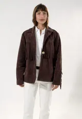 Blazer de gamuza color chocolate con diseño de flecos largos en las mangas y el frente. Presenta solapas clásicas y un corte estructurado.