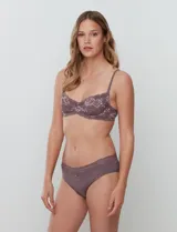 Soutien con aro, de encaje floral color lila y micro tul. Breteles fijos con largo regulable.