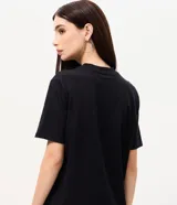 Remera de algodón color negro, con cuello redondo, manga corta y estampa frontal de los Salvatore Brothers de The Vampire Diaries.