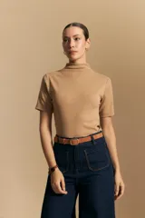 Polera de manga corta con cuello alto, confeccionada en tejido suave y flexible de calce ajustado.