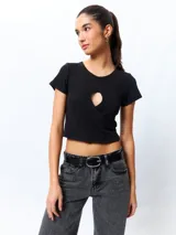 Remera de manga corta color verde lima, ajustada al cuerpo, con un corte cruzado en la parte inferior y un recorte en forma de corazón en el centro del pecho.