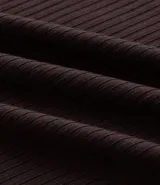 Polo de manga corta color marrón oscuro, de corte ajustado y cuello polo con cierre de botones. Presenta una textura acanalada vertical.