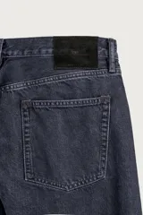 Jeans regular fit de corte recto confeccionados en denim de algodón, con efecto lavado, cinco bolsillos y cierre frontal con cremallera y botón.