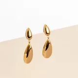 Par de pendientes colgantes dorados con diseño de lágrima.