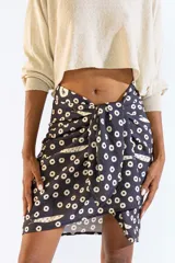 Pareo negro con estampado de pequeños círculos y peces, confeccionado en mezcla de viscosa y poliamida, de diseño versátil.