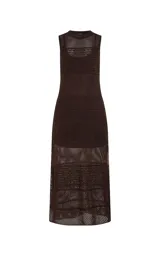Vestido midi de tejido de punto color chocolate, con cuello redondo, sin mangas y silueta ajustada. Presenta un diseño de tramas caladas alternadas y una abertura lateral en el dobladillo.