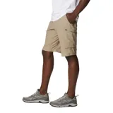 Bermuda color beige con cinturón ajustable, bolsillos laterales con cierre y tecnología Omni-Wick y Omni-Shade.