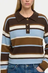 Sweater de punto con diseño a rayas horizontales en tonos marrón, celeste y blanco. Presenta cuello tipo polo con cierre frontal de tres botones y mangas largas.