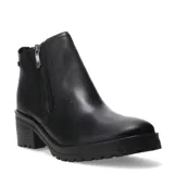 Bota de caña baja Bottero confeccionada en cuero negro, con cierre lateral metálico, punta redonda y suela track con taco cuadrado.