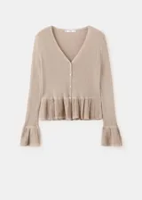 Cardigan de punto fino color beige, entallado, con cuello en V, manga larga acampanada, bajo con volante y cierre frontal con botones.