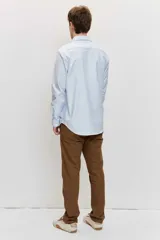 Pantalón chino de hombre en color marrón, corte recto y clásico, con bolsillos laterales y traseros.