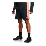 Short deportivo Under Armour de la línea Challenger, color negro con detalles laterales en color salmón. Confeccionado en tejido de punto ligero y de secado rápido, cuenta con cintura elástica con cordón interno y logo de la marca estampado en el bajo.