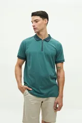 Polo de manga corta color verde con cuello clásico con cierre de cremallera.