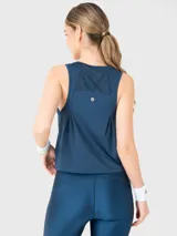 Musculosa deportiva de entrenamiento color azul denim, con cuello redondo y diseño sin mangas. Presenta paneles laterales con costuras reforzadas y tejido de malla en la espalda para mayor ventilación.