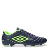 Championes de fútbol Umbro modelo Classico III HG, color azul marino con detalles en verde neón. Presentan un diseño con costuras en la puntera para mayor control, cierre con cordones y suela con tapones para terreno firme.