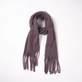 Bufanda larga color lila con flecos en los extremos.