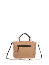 Cartera Hush Puppies de poliéster reciclado en color beige, tipo tote, con asas de mano y correa ajustable y desmontable en color negro. Cuenta con compartimento principal y detalles de la marca en la parte frontal inferior.