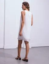 Vestido corto blanco de crepe con escote halter fruncido y forro interno a tono.
