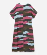 Vestido midi con estampado abstracto en tonos rosa, marrón, verde y celeste. Tiene escote en V, mangas cortas tipo murciélago y lazo ajustable en la cintura.