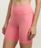 Short ciclista Get Over de microfibra color rosado, de tiro alto y ajuste ceñido al cuerpo, con bolsillos funcionales laterales.