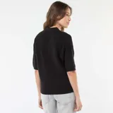 Sweater de punto en color negro, con cuello en pico y mangas cortas. Presenta un diseño de tejido acanalado y corte recto.