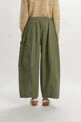 Pantalón cargo de corte amplio y relajado, color verde militar, con cintura elástica y bolsillos laterales con solapa.
