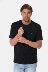 Remera básica de algodón color azul marino, de manga corta, con cuello redondo y logo bordado en el frente.