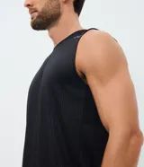 Musculosa deportiva Get Over de corte regular, color gris, con diseño sin mangas, cuello redondo y textura a rayas verticales sutiles. Confeccionada en poliéster liviano con tecnología Dry para mayor transpirabilidad.