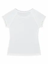 Remera blanca de manga corta con cuello redondo, decorada con tachas metálicas en el borde del cuello y las mangas.