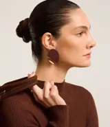 Vestido midi de punto acanalado, color negro, con cuello alto y mangas largas. Presenta un corte ajustado al cuerpo.