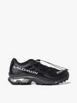 Championes Salomon modelo XT-4 OG de trail running, color negro con detalles en gris oscuro. Presentan un diseño técnico con sistema de cordones de ajuste rápido, estructura reforzada y suela con tecnología de amortiguación y tracción avanzada.