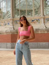 Top de hilo color rosa, tejido de punto con hilado italiano, breteles anchos, tela dry fit y protección UV.