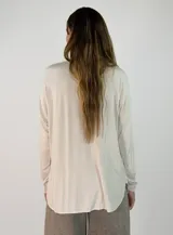 Blusa de satén color bordó, con escote en V, mangas largas y corte holgado.