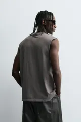 Musculosa gris de corte holgado con cuello redondo y sisa ancha.