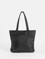 Cartera tipo shopper color verde oliva, confeccionada en poliéster. Cuenta con doble asa de hombro, cierre principal, herrajes metálicos plateados y un pequeño monedero circular removible sujeto a una de las correas.