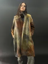 Tapado largo gris de lana merino con bolsillos laterales y corte particular en los hombros.