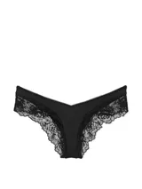 Panty cheeky negro de tiro bajo y pierna de corte alto, con laterales de encaje floral y detalle de herrajes dorados en la parte trasera.