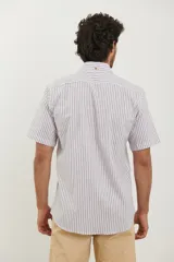 Camisa de manga corta a rayas verticales azules y blancas, con cuello abotonado y cierre frontal con botones marrones.