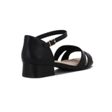 Sandalias de cuero sintético negro con pulsera al tobillo, taco bajo y plantilla acolchada.