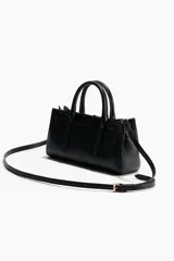 Cartera bandolera rectangular de tejido revestido en color negro, con doble asa superior y trabilla decorativa tipo cinturón con hebilla metálica en el frente. Cuenta con cierre magnético y compartimento interior.