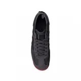 Championes Adidas SL 72 RS color gris oscuro con detalles en rojo en la entresuela y la suela, confeccionados con superposiciones de gamuza y detalles de las tres tiras características de la marca en los laterales.