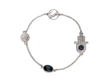 Pulsera plateada con cadena de eslabones y cuatro dijes: uno con la palabra "True", uno con forma de esfera con incrustaciones de strass, uno con forma de mano de Fátima con incrustaciones de strass y cristal azul, y uno con forma de óvalo con cristal azul.