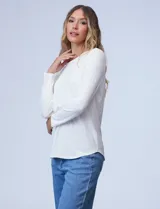 Remera negra de modal con cuello a la base y mangas largas.