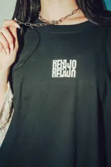 Remerón negro de corte amplio con estampa en la espalda con la palabra "RELAX" en letras blancas con efecto ondulado.