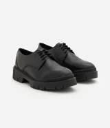 Zapato derby negro de poliuretano para hombre, con diseño robusto, puntera redondeada, cordones y suela tractorada.