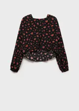 Blusa crop de viscosa con estampado floral, cuello en pico, manga larga con puños elásticos y detalle de lazo ajustable en la cintura con fruncido.